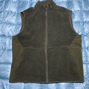 EUC Mens Lululemon Tundra Trek Olive Green Fleece Vest